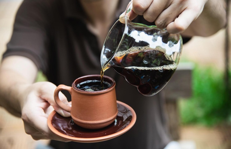 Beber de duas a três xícaras de café por dia aumenta a expectativa de vida, diz estudo