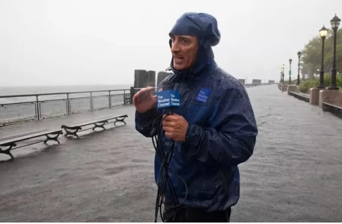 VÍDEO: Meteorologista é atingido por galho de árvore ao cobrir furacão nos EUA
