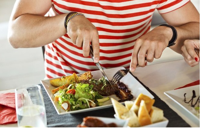 Por que comer rápido faz mal? Hábito aumenta risco de diabetes e obesidade