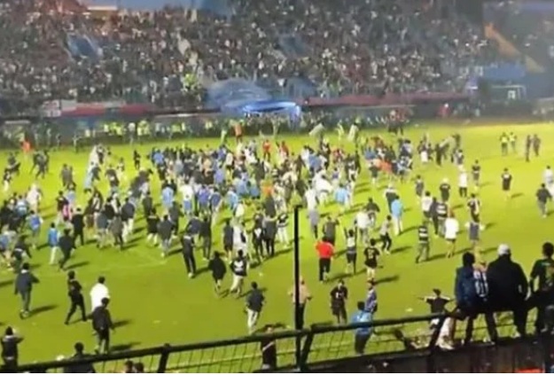 32 crianças estão entre vítimas da tragédia com 125 mortos em confusão durante partida de futebol