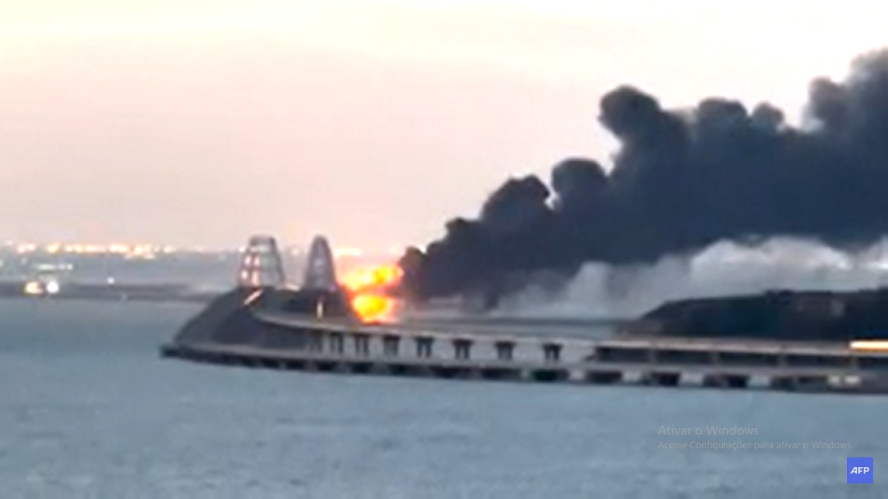 VÍDEO: Explosão destrói parte de ponte estratégica que liga Rússia à Crimeia
