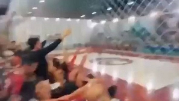 VÍDEO: Alunos de medicina gritam 'Não tenho culpa se seu pai é motoboy' durante partida