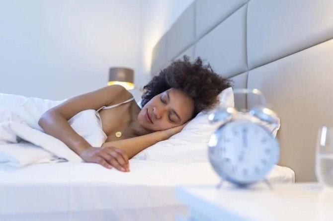 Saiba qual a melhor posição para dormir, segundo a ciência