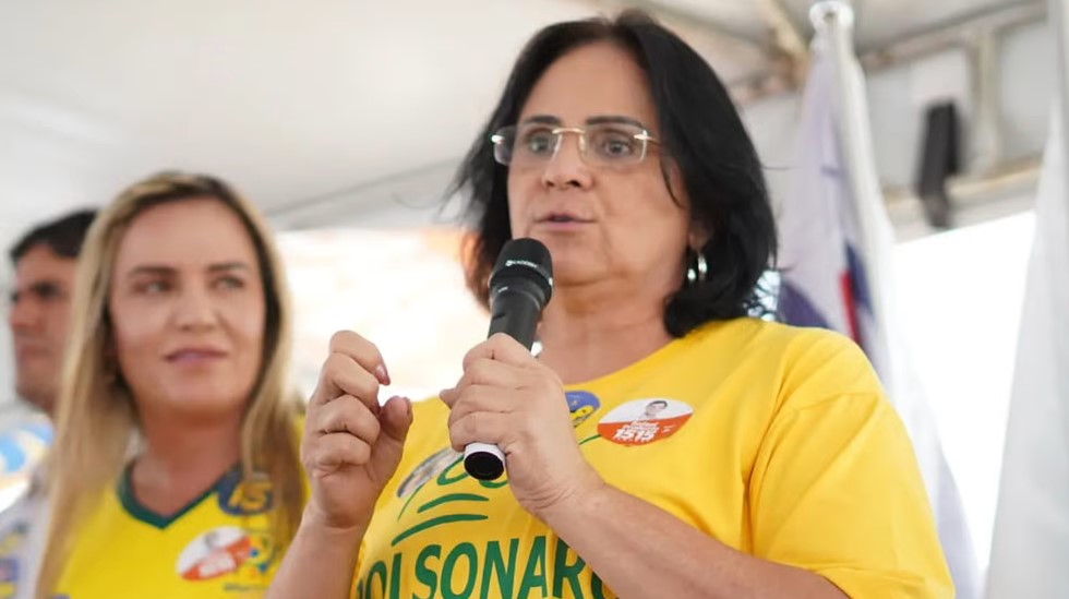 Damares recua e agora diz que ouviu nas ruas "relatos de crianças com dentes arrancados"