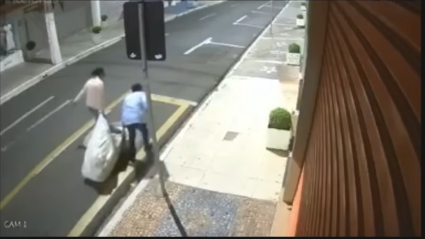 VÍDEO: Irmãs são gravadas arrastando corpo de idoso dentro de saco plástico