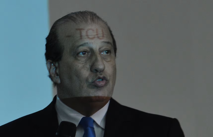 "Está acontecendo um movimento muito forte nas casernas. Questão de horas, dias...", diz ministro do TCU