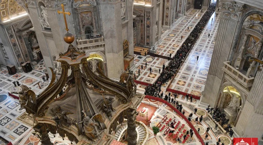 Multidão participa de velório de Bento XVI na Basílica de São Pedro