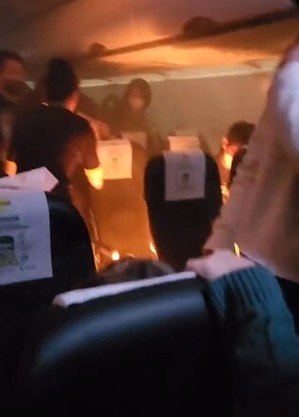 VÍDEO: Passageiros de avião sofrem queimaduras após carregador portátil pegar fogo durante voo; ASSISTA