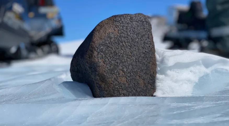 Do tamanho de um melão: meteorito raro de 7,7 quilos é descoberto na Antártica