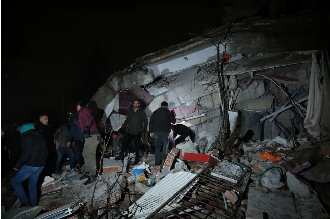 VÍDEO: Forte terremoto deixa mais de 1.200 mortos e 50 mil feridos na Turquia e Síria; veja imagens