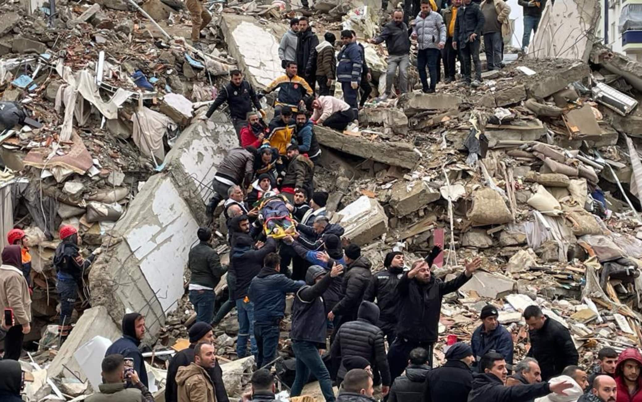 Passa de dois mil o número de mortos em terremoto na Turquia e Síria