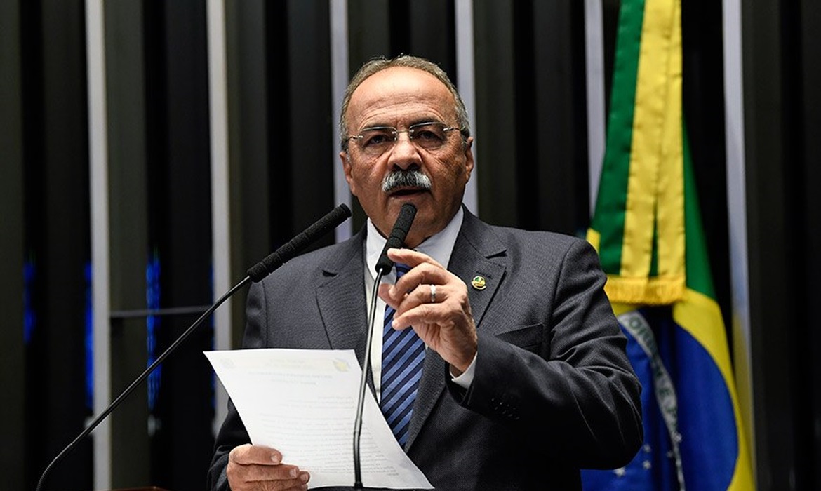 Senador flagrado com dinheiro na cueca se filia ao PSB, partido da base de Lula