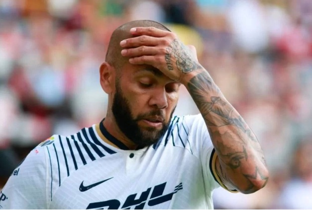 Risco de fuga 'elevado' deve manter Daniel Alves na prisão, diz advogada