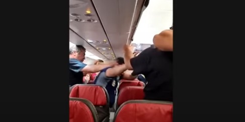 VÍDEO: Pancadaria rola em voo da Latam após passageiros se recusarem a descer; ASSISTA