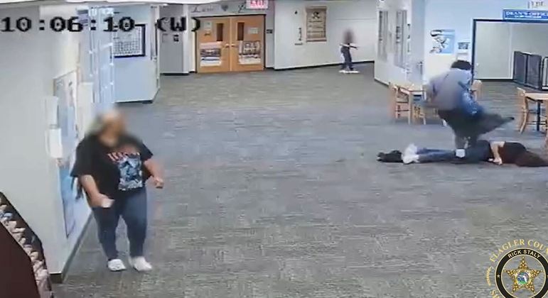 VÍDEO: Aluno espanca e deixa professora inconsciente depois de ter videogame retirado durante aula; ASSISTA