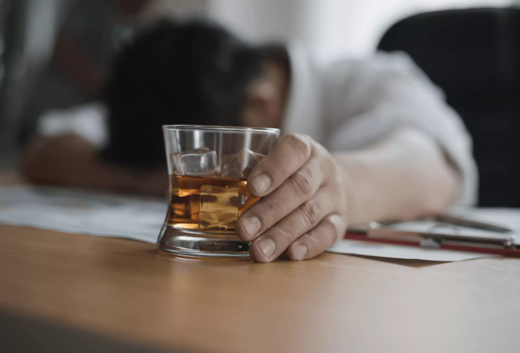 Consumo de bebidas alcoólicas pode acelerar desenvolvimento de Alzheimer, revela pesquisa