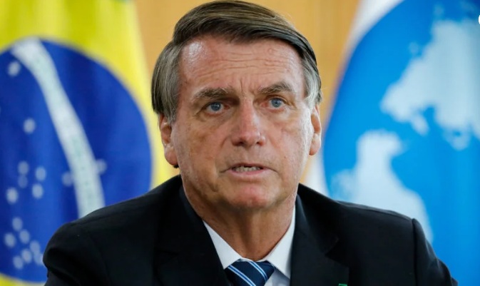 Bolsonaro confirma que incorporou presente ao acervo pessoal e diz que seguiu a lei “como sempre”