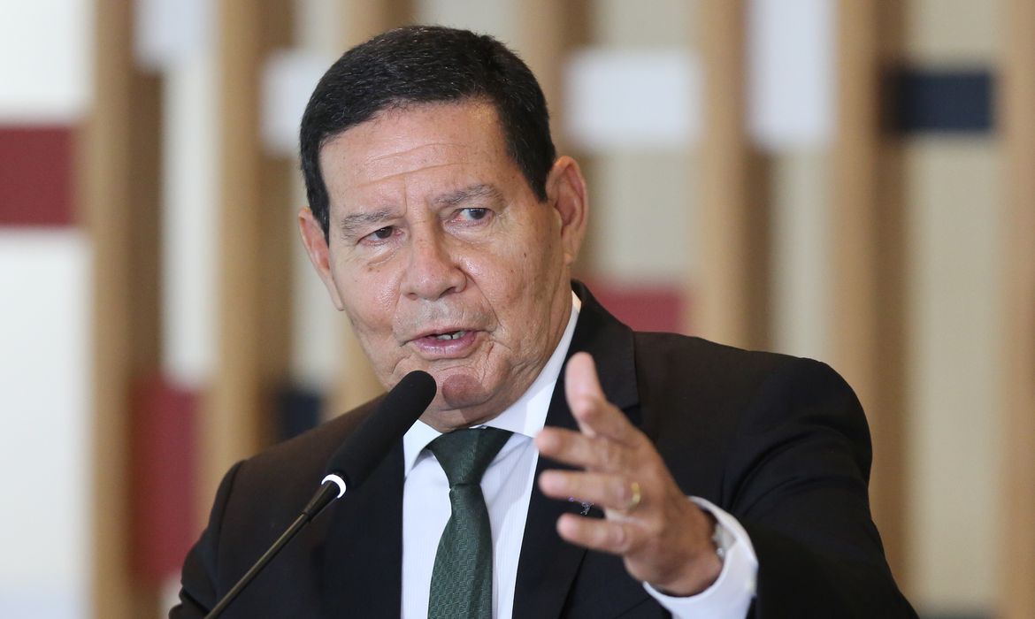 Governo Lula quer militar como ‘cidadão de segunda categoria’, diz Mourão