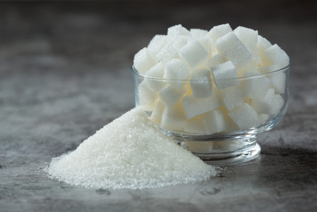 Ingestão excessiva de açúcar causa 45 efeitos negativos à saúde, aponta estudo