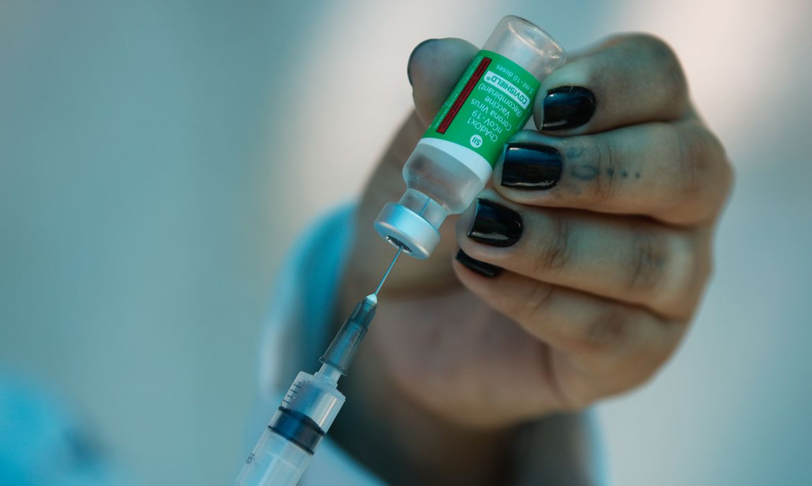 Brasil abandona uso e produção da vacina da AstraZeneca contra a covid-19