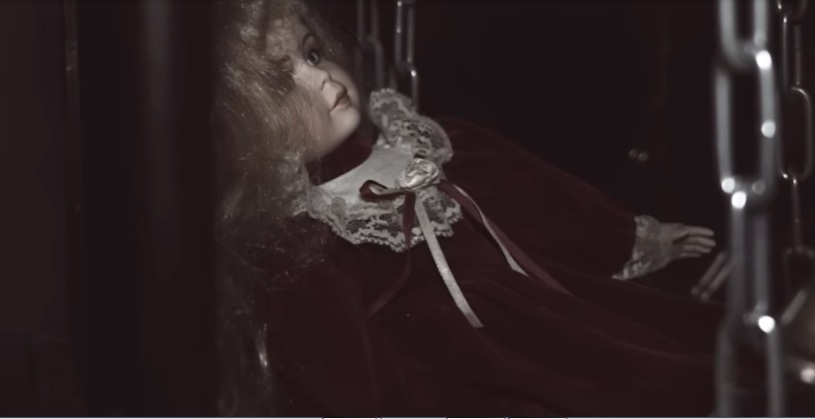 VÍDEO: Boneca conhecida como Annabelle do Reino Unido é flagrada se mexendo sozinha por câmera de segurança