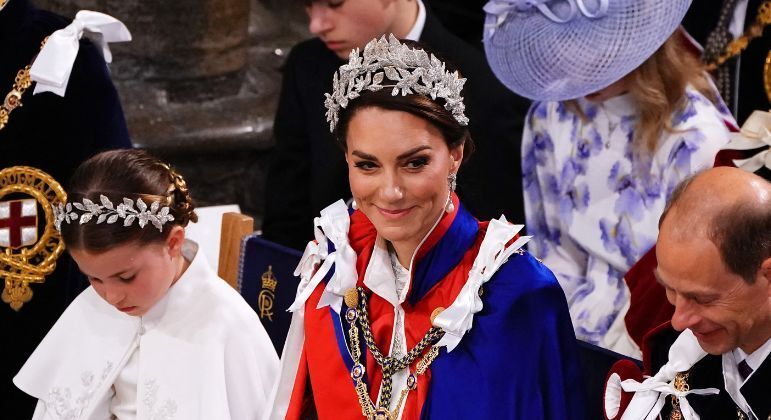 Kate Middleton faz homenagem à princesa Diana na coroação de Charles 3º