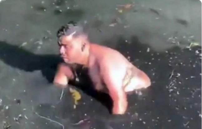 VÍDEO: Homem pula em esgoto e fica 3 horas na lama para resgatar celular