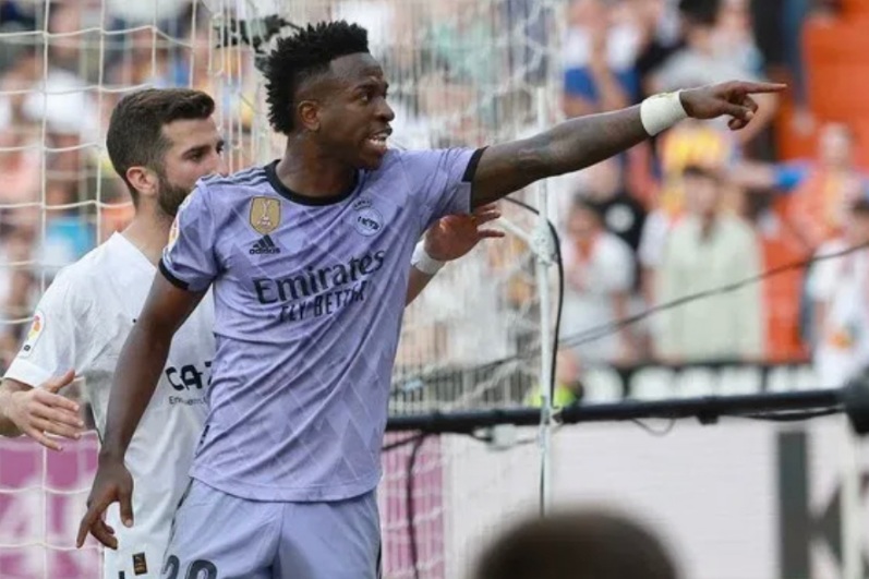 Vini Jr é vítima de racismo e é expulso pelo Campeonato Espanhol