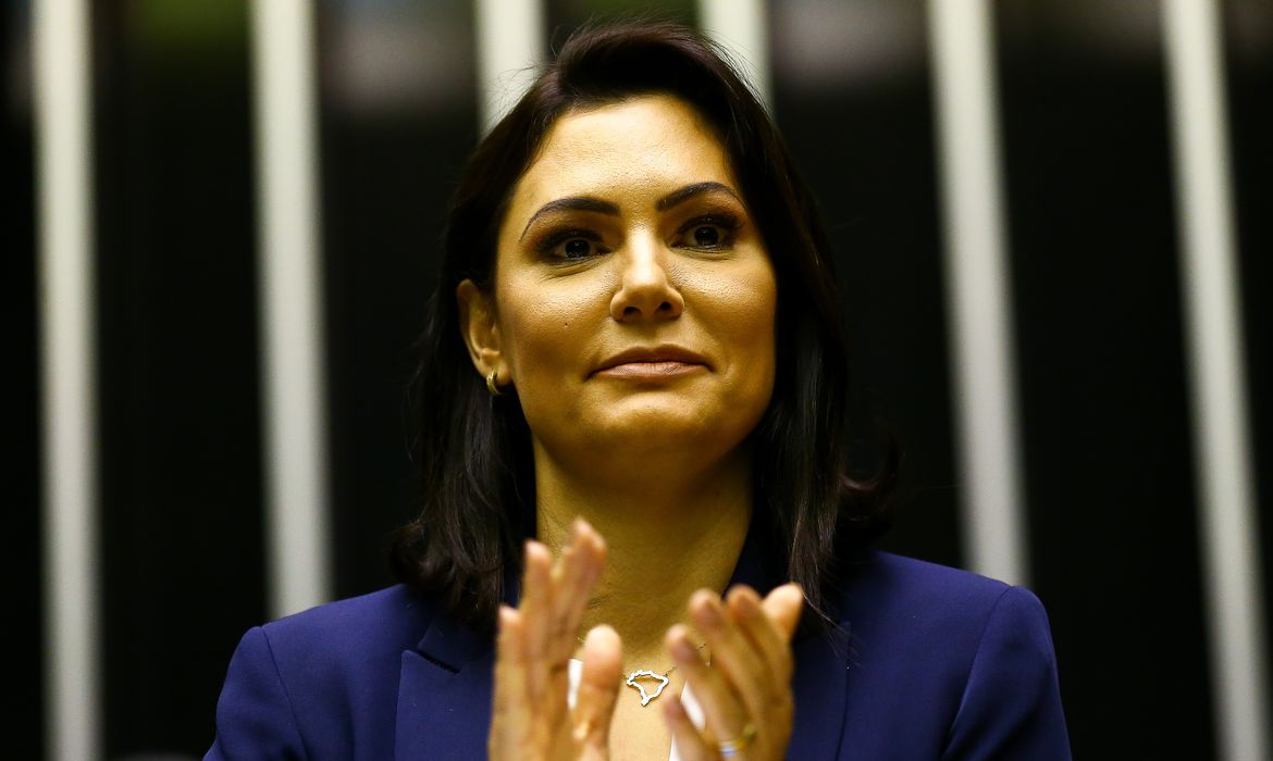 Michelle Bolsonaro passa mal e é levada para hospital