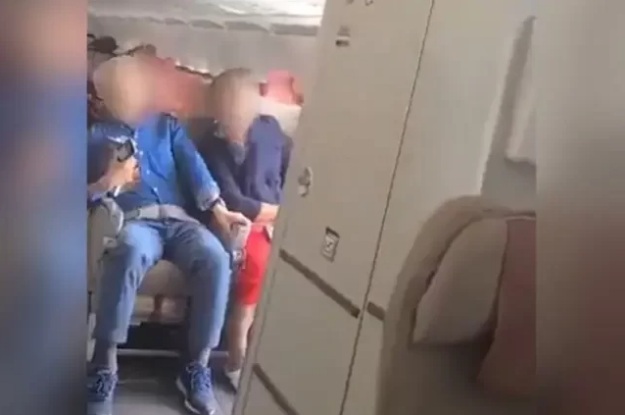 VÍDEO: Porta de avião abre durante voo e causa pânico entre passageiros