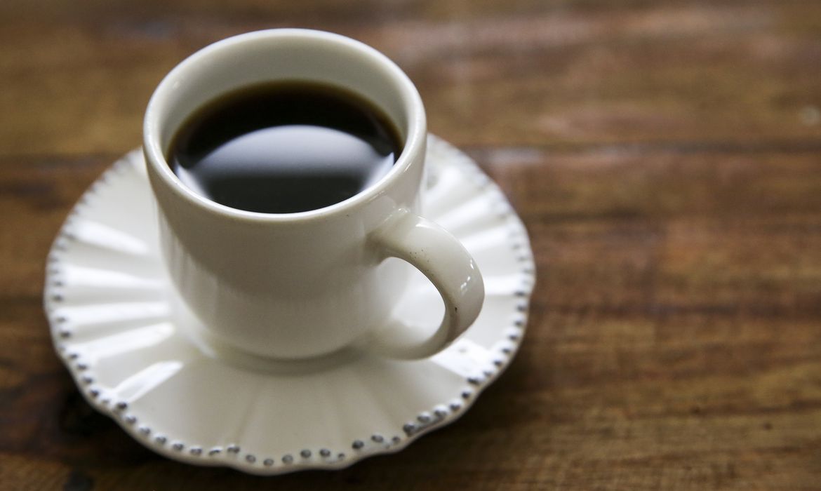 Café requentado se torna tóxico? Tire dúvidas e tome cuidado com a bebida