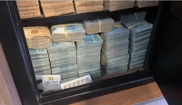 [VÍDEO] Cofre lotado de dinheiro e “viagra”: o que a PF encontrou em ação contra aliados de Lira