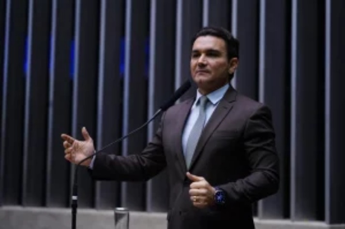Deputado cotado para o Ministério do Turismo apaga post em que falava mal de Lula