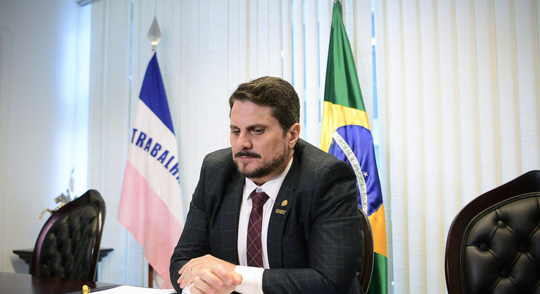 Polícia Federal faz buscas em endereços do senador Marcos do Val