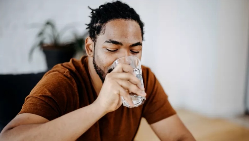Beber água enquanto come faz mal? Veja erros que você comete ao se hidratar