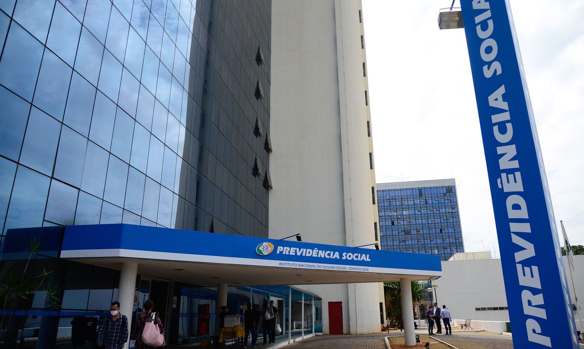 INSS começa a pagar segunda parcela do 13º para quem recebe acima do piso
