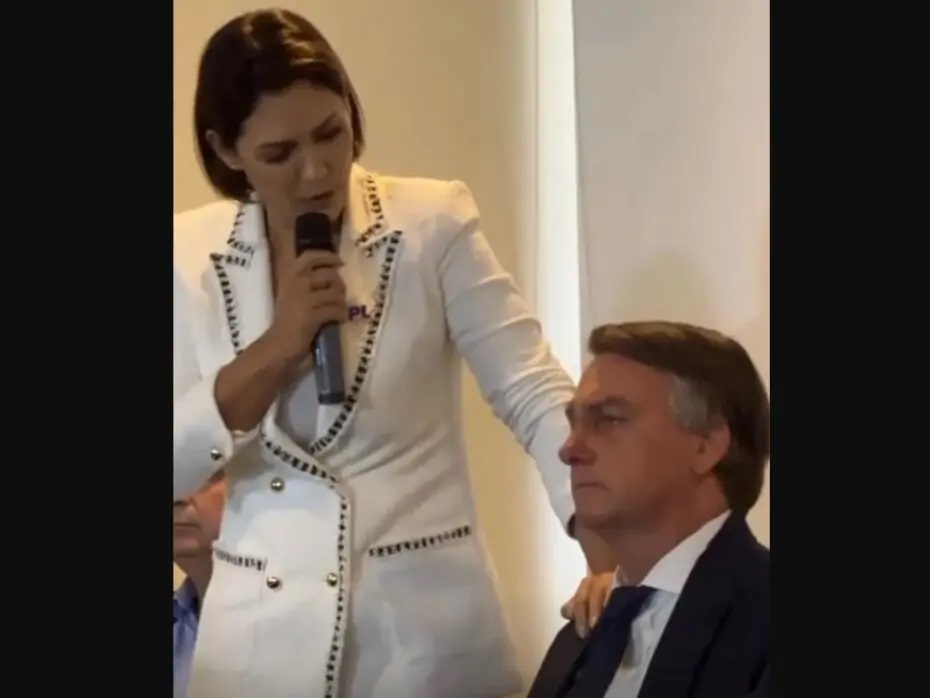 [VÍDEO] Bolsonaro chora com homenagem durante reunião do PL; “Você não tem maldade”, diz Michelle
