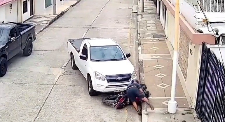 VÍDEO: Ladrão se dá mal e tem moto destruída por motorista após ser flagrado roubando mulher