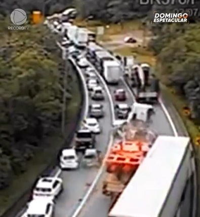 VÍDEO: Carreta perde freio e arrasta carros em rodovia