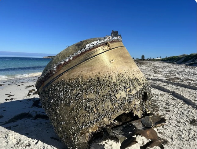 Objeto não identificado aparece em praia da Austrália, e agência espacial pede ajuda para descobrir o que é
