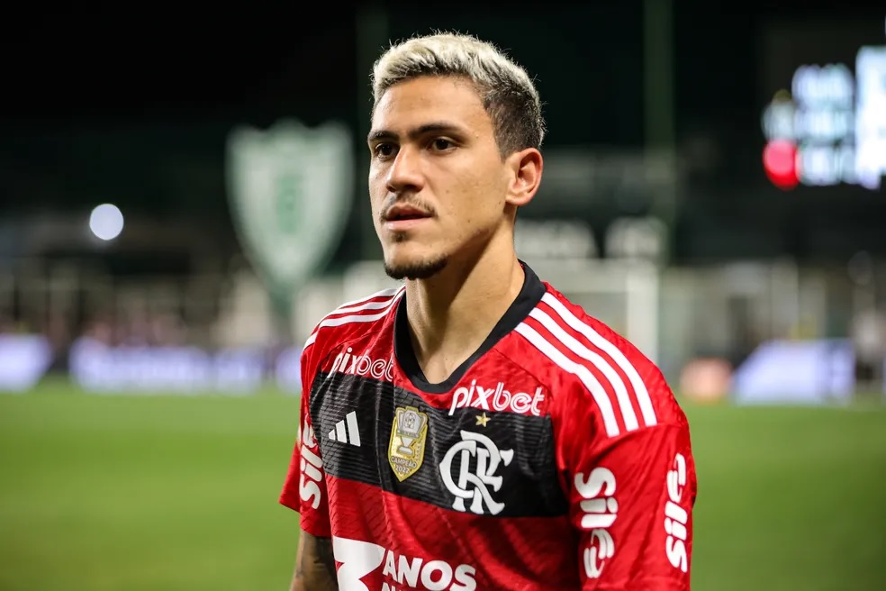 Preparador físico de Sampaoli dá um soco no rosto de Pedro após vitória do Flamengo
