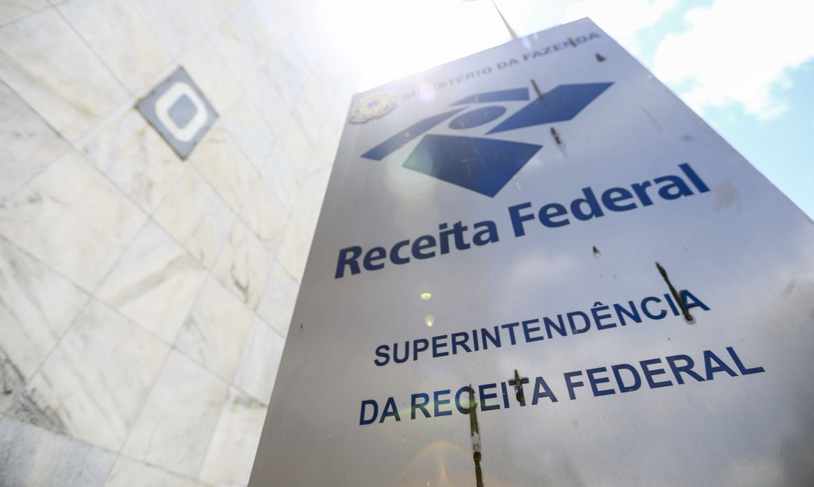 Receita paga hoje 3º lote do IR a mais de 5,6 milhões de contribuintes
