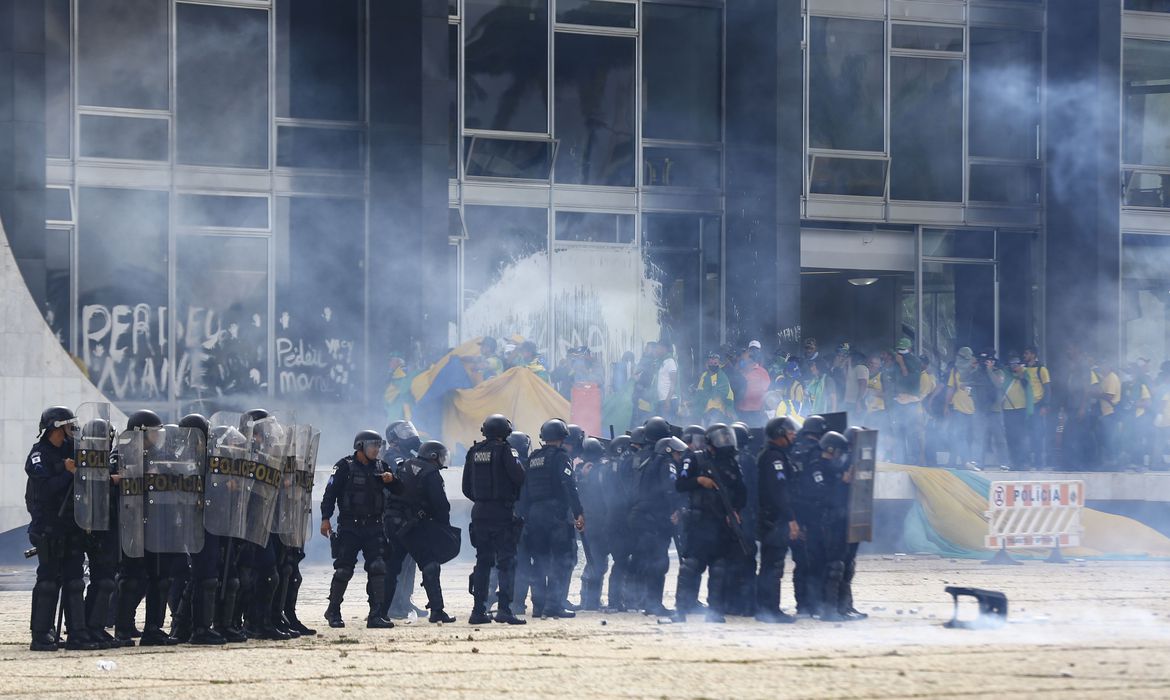 Inquérito militar livra tropas e aponta erro do governo Lula no ataque de 8/1