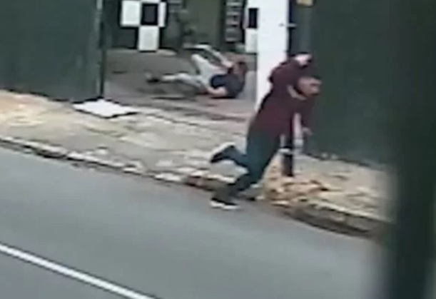 VÍDEO: Policial é reconhecido por ladrão e baleado em lava rápido