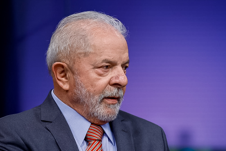 Governo Lula prevê salário mínimo de R$ 1.421 em 2024