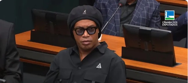 Após duas ausências, Ronaldinho Gaúcho chega para depor à CPI das Pirâmides Financeiras