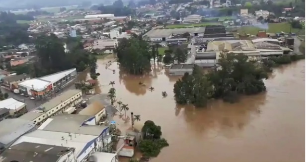 Ciclone no RS: cabo se rompe durante resgate e mulher morre após cair em rio junto com policial