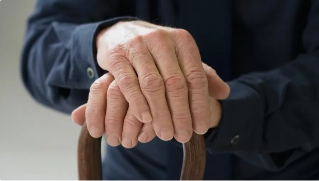 Justiça interdita idoso de 84 anos que deu R$ 190 mil à namorada de 34