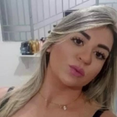 Presa faz fotos de biquíni e nua em cela e posta em sites de adultos