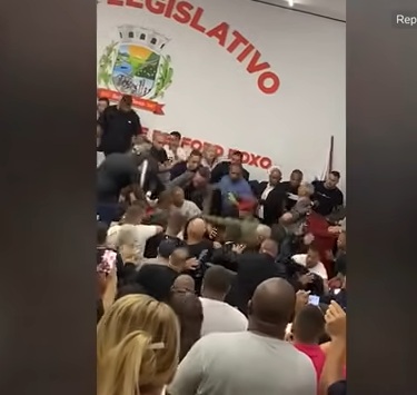 VÍDEO: Vereadores entram em luta corporal generalizada na Câmara